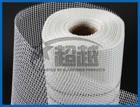 内墙保温耐碱玻纤网是以中碱或无碱玻璃纤维网格布为基材再经涂覆改性丙烯酸酯共聚胶液而成。具有质轻、高强、耐温、耐碱、防水、耐腐蚀、抗龟裂、尺寸稳定等特点。能有效避免抹灰层整体表面张力收缩以及外力引起的开