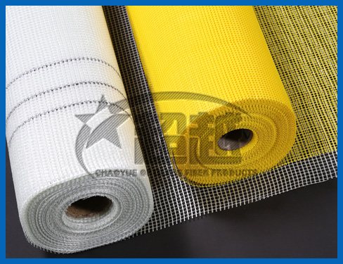 玻璃纤维网格布是以玻璃纤维机织物为基材，经高分子抗乳液浸泡涂层。从而具有良好的抗碱性、柔韧性以及经纬向高度抗拉力，以其化学稳定性好，强度高，重量轻，尺寸稳定性好，抗冲击性强，防虫，防火，保温等特点，深
