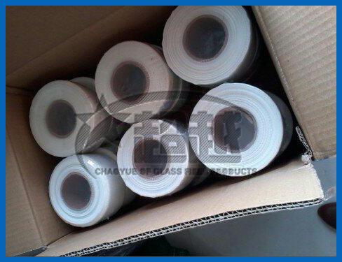 自粘网格布优良的耐碱性，经久耐用：高抗拉强度和抗变形性，防裂纹：不变质，不起泡沫：优秀的自粘性，不需要预先上底涂，使用快捷，施工简便.