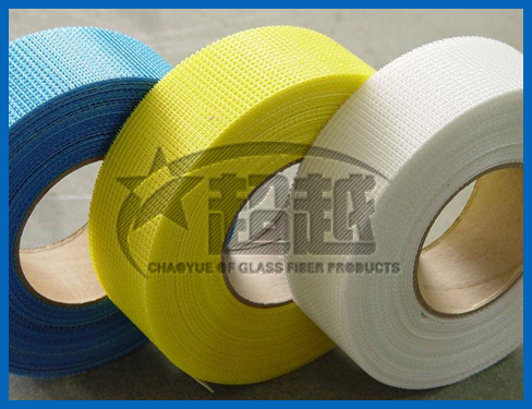 自粘网格带采用优质玻璃纤维织物涂覆丙烯酸共聚物后分切而成