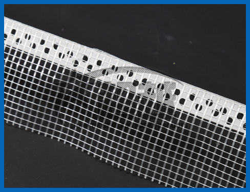 护角条可以在灰泥工程之棱线上形成直边抵抗破裂或龟裂，并保护及补强灰泥最脆弱的部分，其网翼可以在棱线的任何一侧牢固地锚入所抹灰泥的全部深度中。因为建筑的施工中及完工使用时灰泥转角处最容易遭致损害，使用护