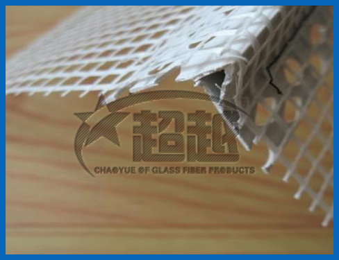 建筑滴水线在外窗台板下边一般都会有一条凹形的线条，那是为了防止雨水延板流到墙里的设计，雨水在这条线外就会跌落，这个就是滴水线，适用于建筑工程中有阻断滴水要求的部位，一般滴水线（槽）做在窗过梁下口，若混